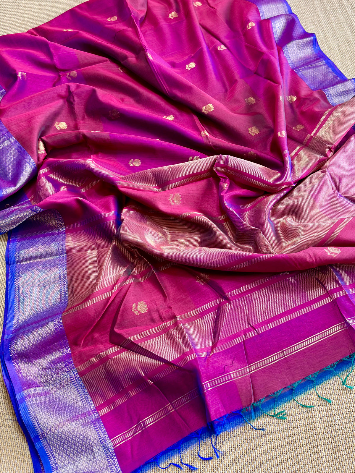 Shaded ❤️Maheswar silk cotton saree with zari border
