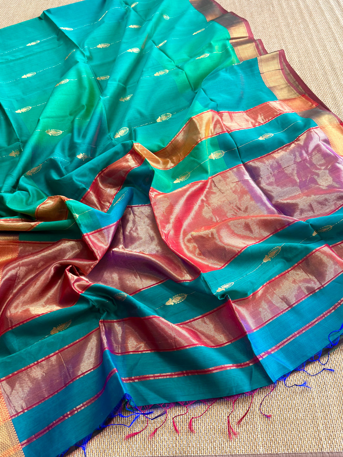 Shaded ❤️Maheswar silk cotton saree with zari border