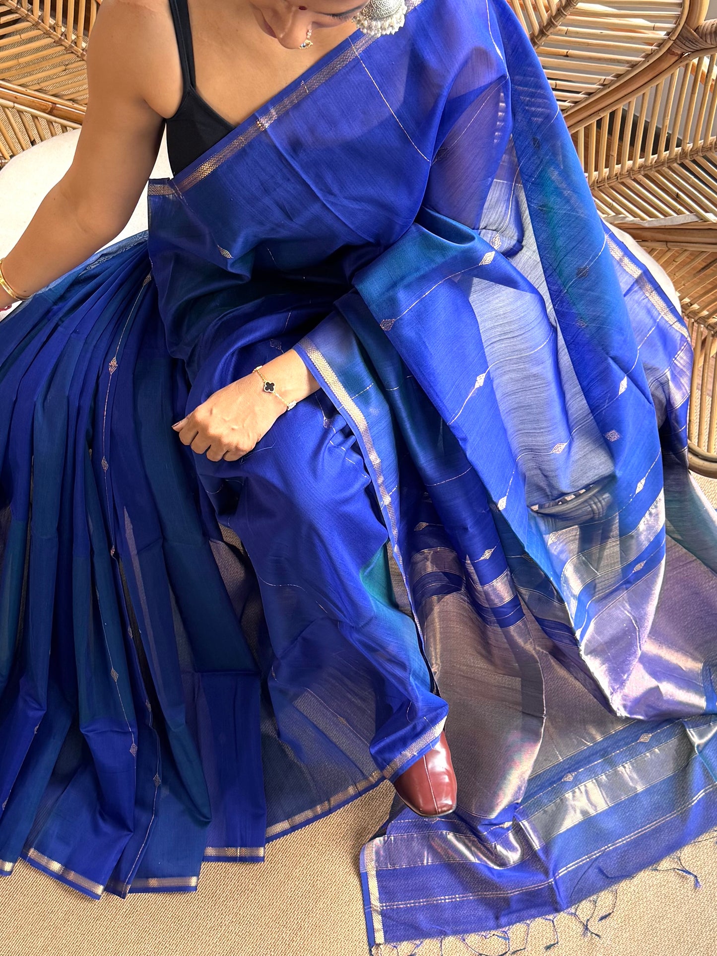 Shaded ❤️Maheswar silk cotton saree with small zari border