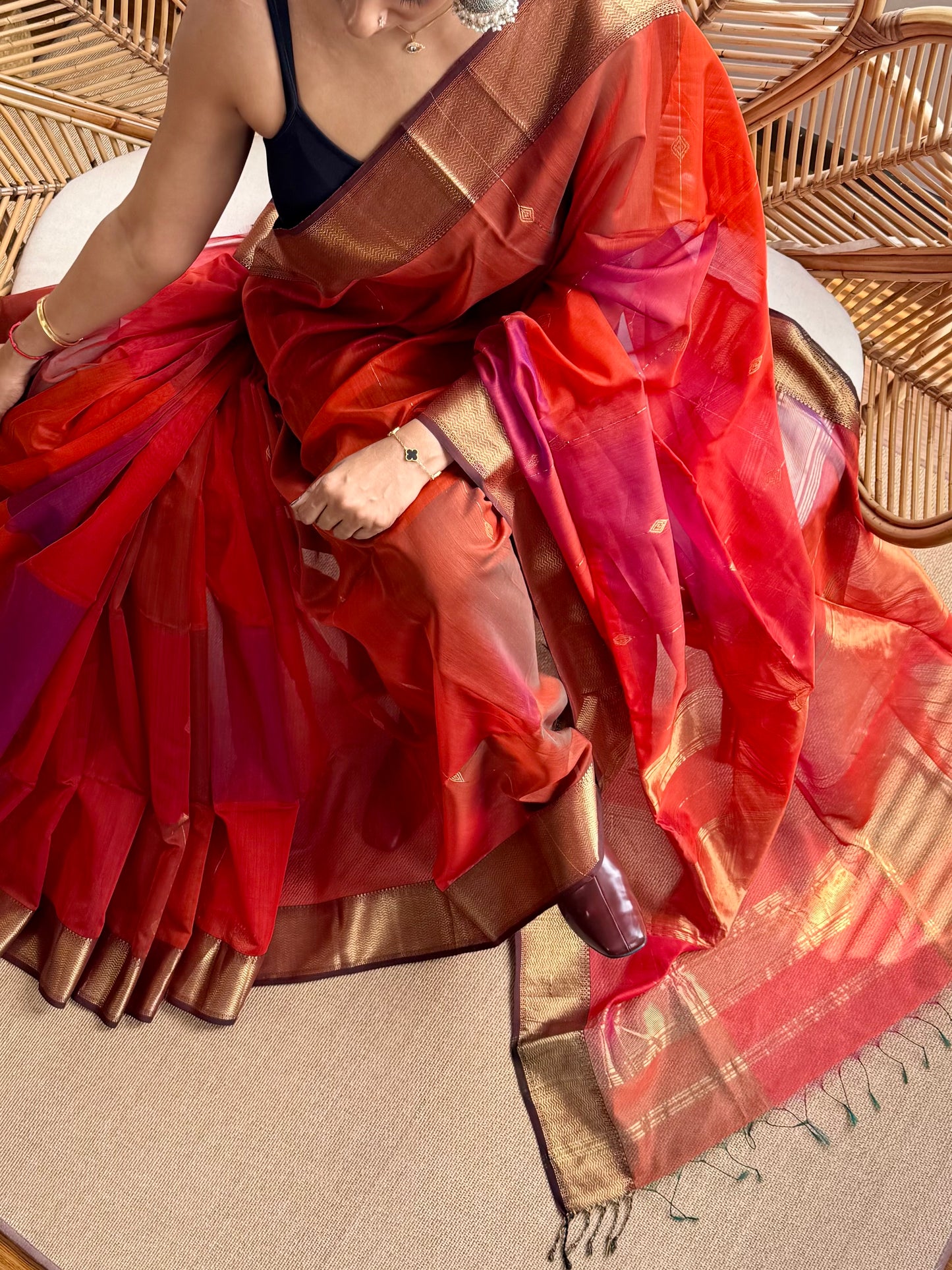 Shaded ❤️Maheswar silk cotton saree with small zari border