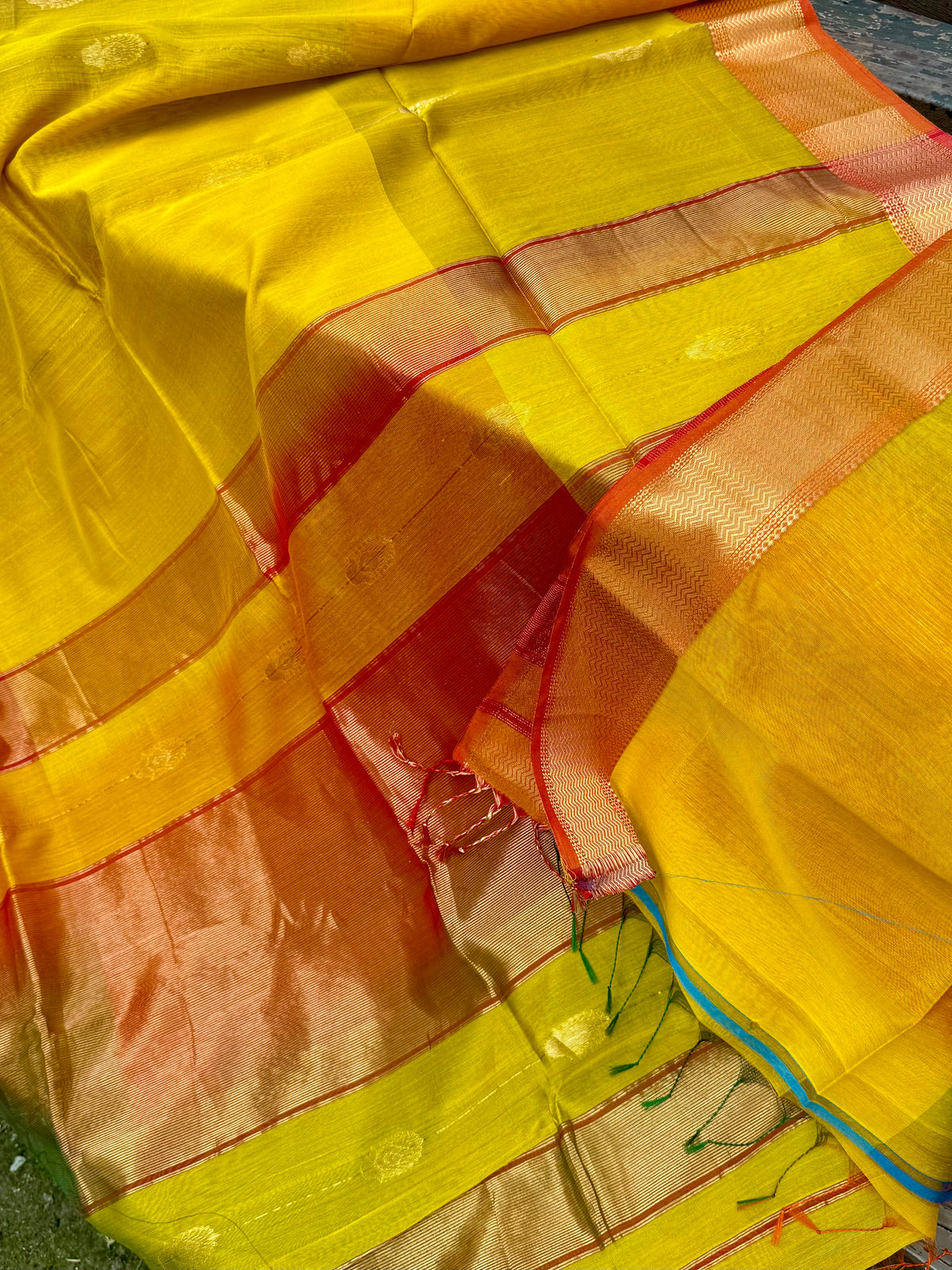 Shaded ❤️Maheswar silk cotton saree with zari border