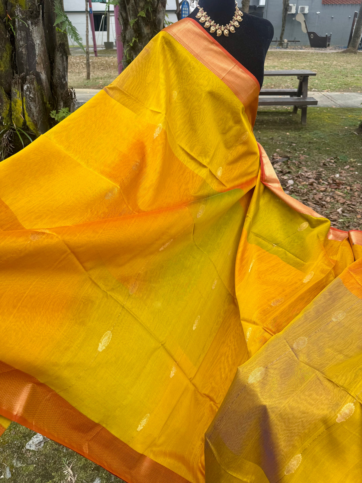 Shaded ❤️Maheswar silk cotton saree with zari border