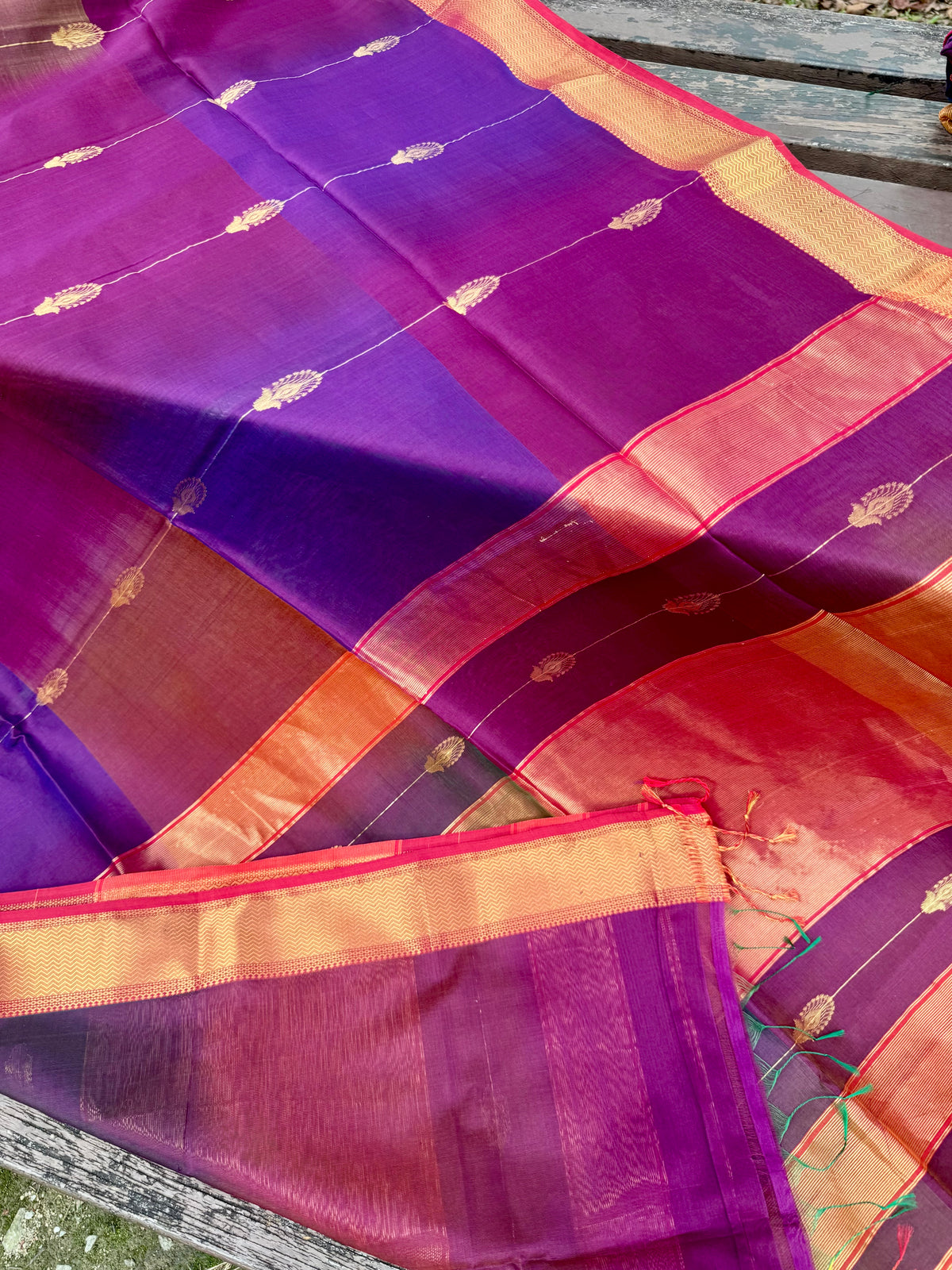 Shaded ❤️Maheswar silk cotton saree with zari border