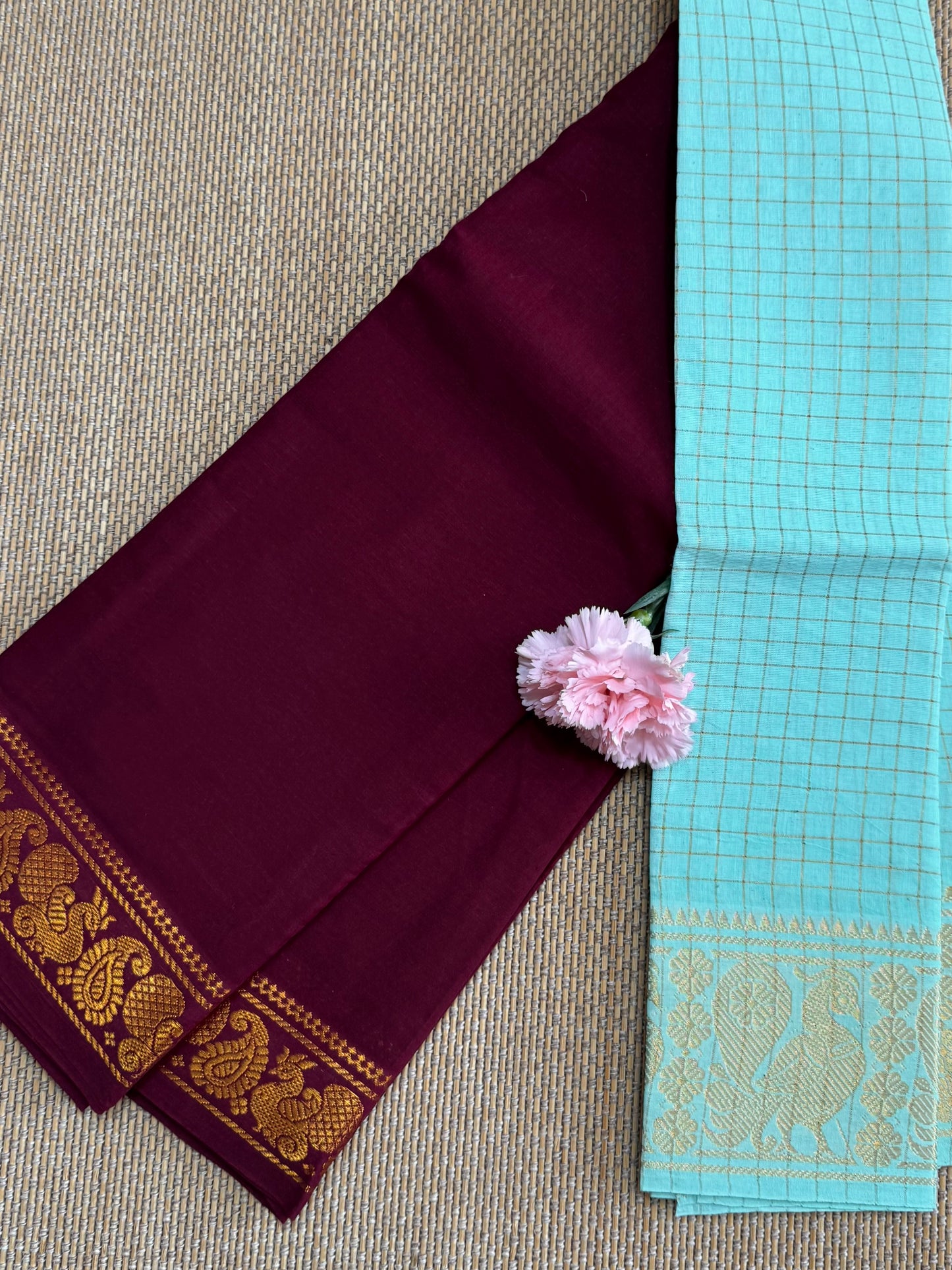 Madurai Plain Sungudi Saree With single gold zari Border