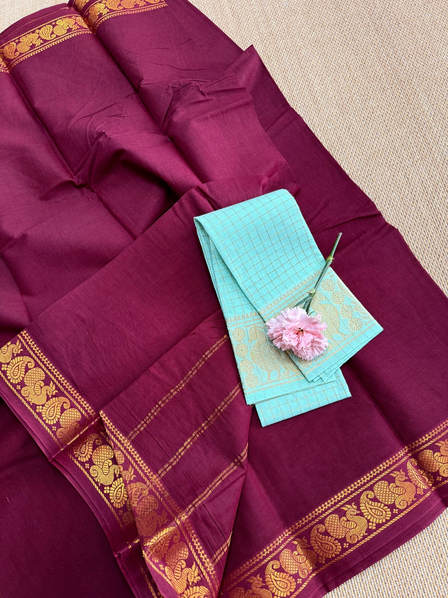 Madurai Plain Sungudi Saree With single gold zari Border