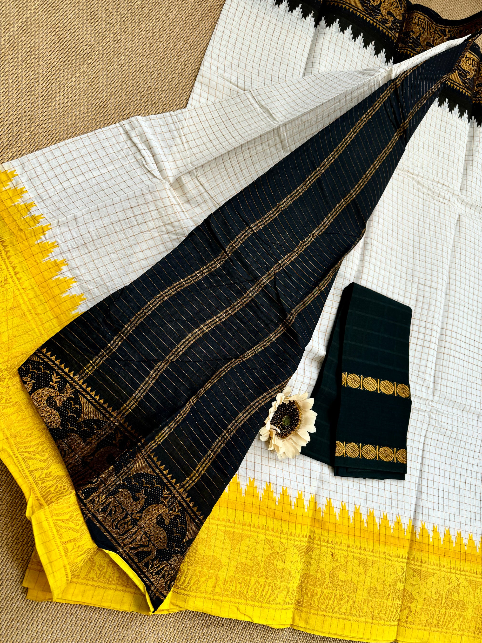 Traditional Ganga Jamuna Border :  Madurai Zari Kattam Saree