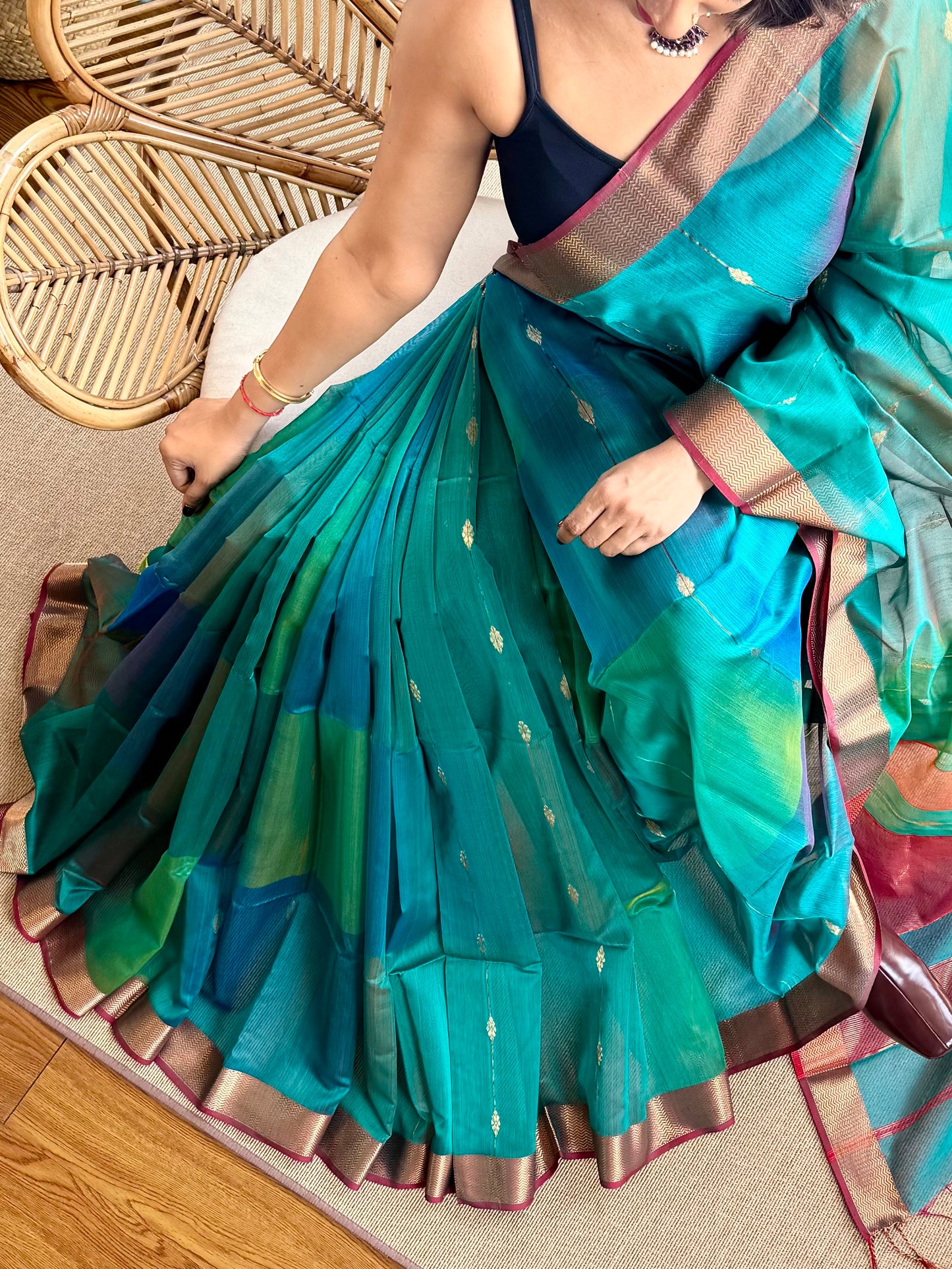 Shaded ❤️Maheswar silk cotton saree with zari border