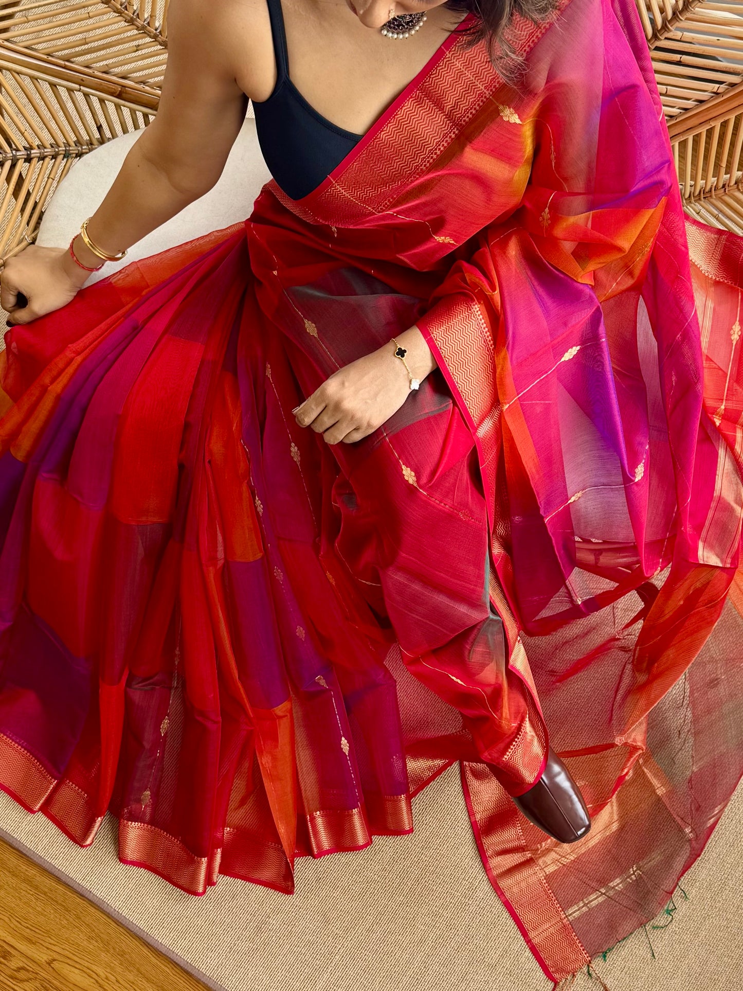 Shaded ❤️Maheswar silk cotton saree with zari border