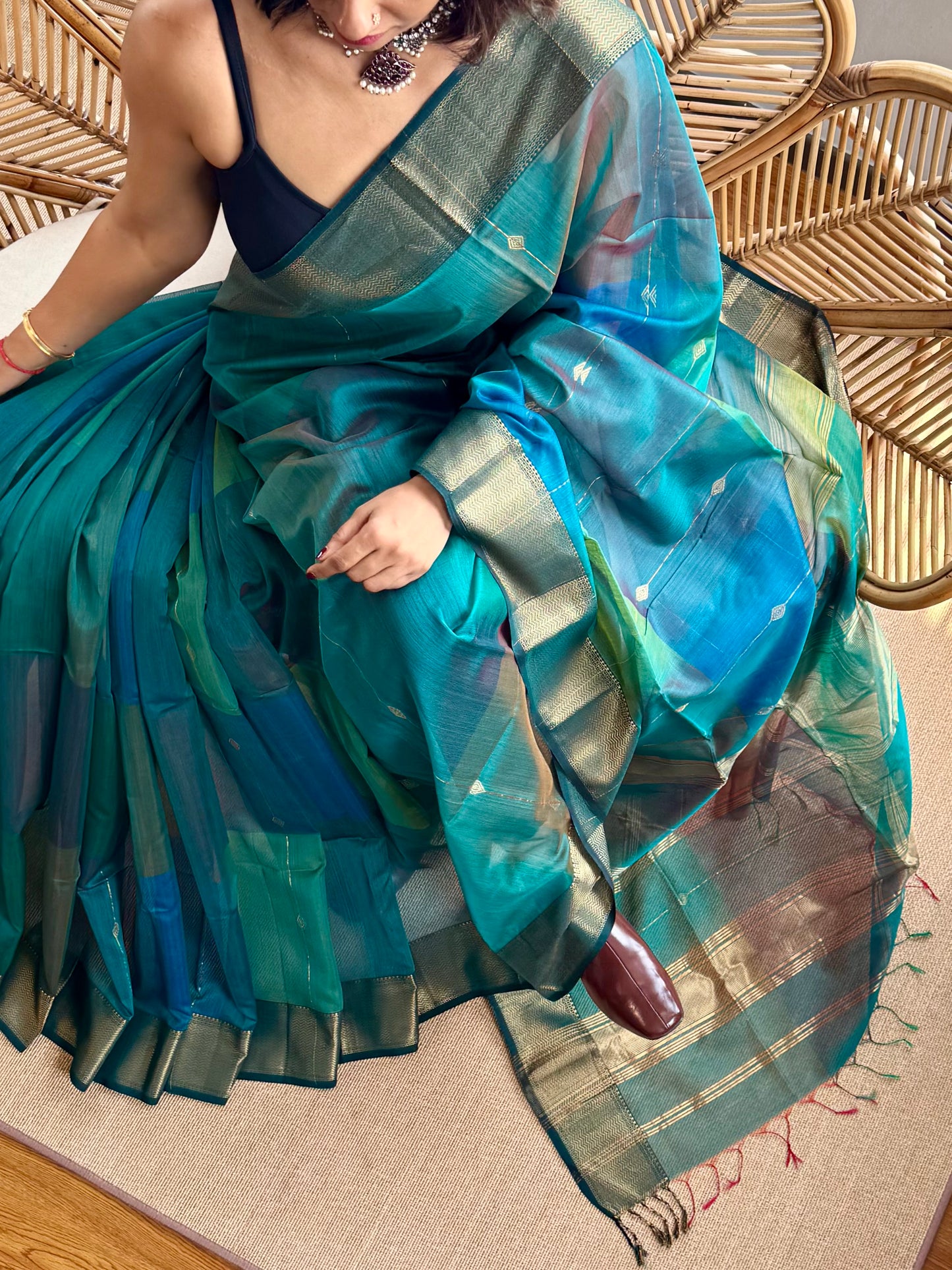 Shaded ❤️Maheswar silk cotton saree with zari border