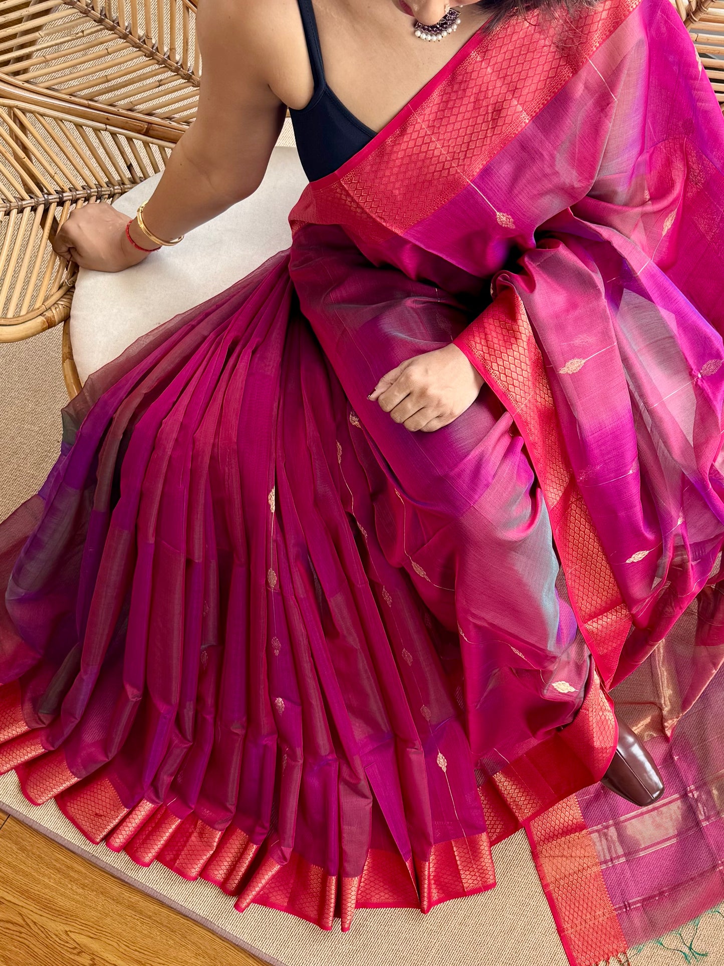 Shaded ❤️Maheswar silk cotton saree with zari border