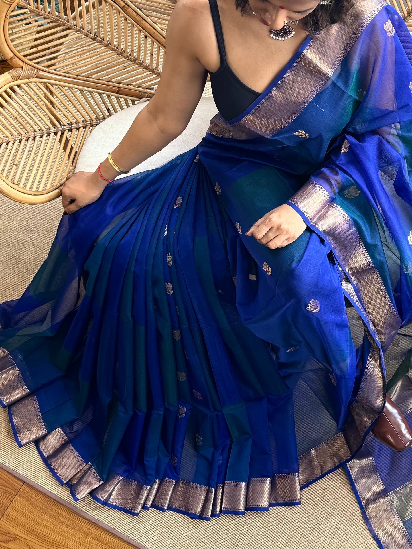 Shaded ❤️Maheswar silk cotton saree with zari border